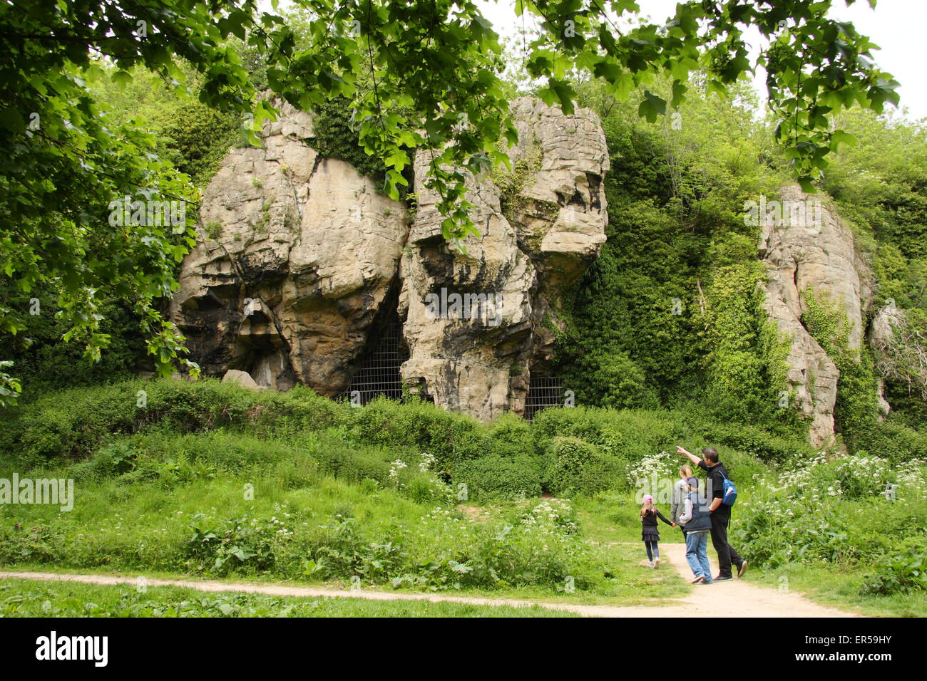 Gli ospiti passano da grotte a Creswell Crags, un limestone gorge sul confine del Derbyshire e Nottinghamshire, Gran Bretagna, Regno Unito Foto Stock