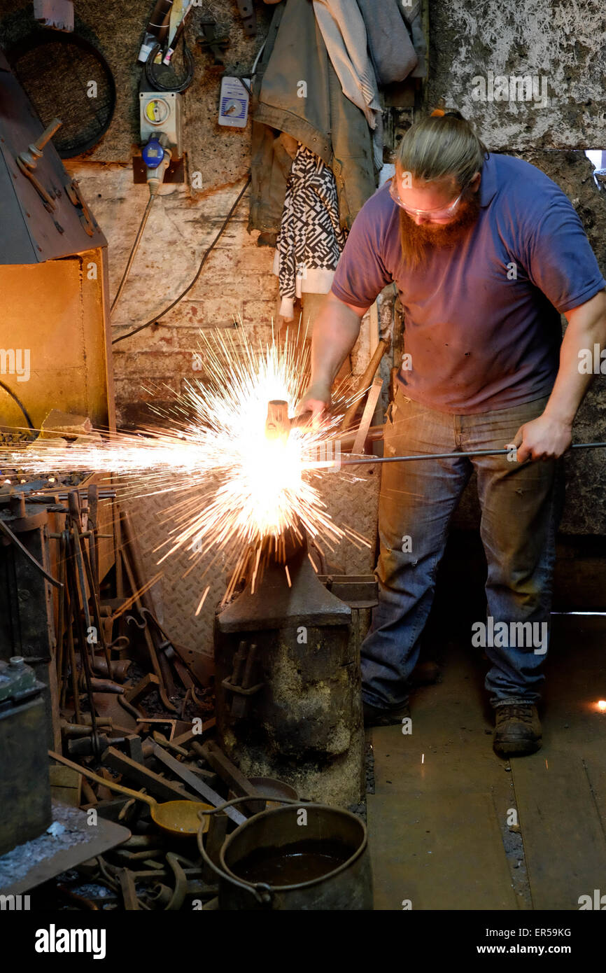 Un fabbro al lavoro nel suo forge a Southsea England Regno Unito Foto Stock