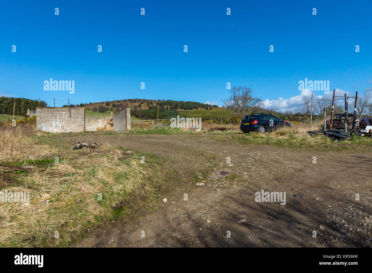 Un blocco di insilato e area di parcheggio in una fattoria accanto Barmekin Hill, Aberdeenshire, Scozia. Foto Stock