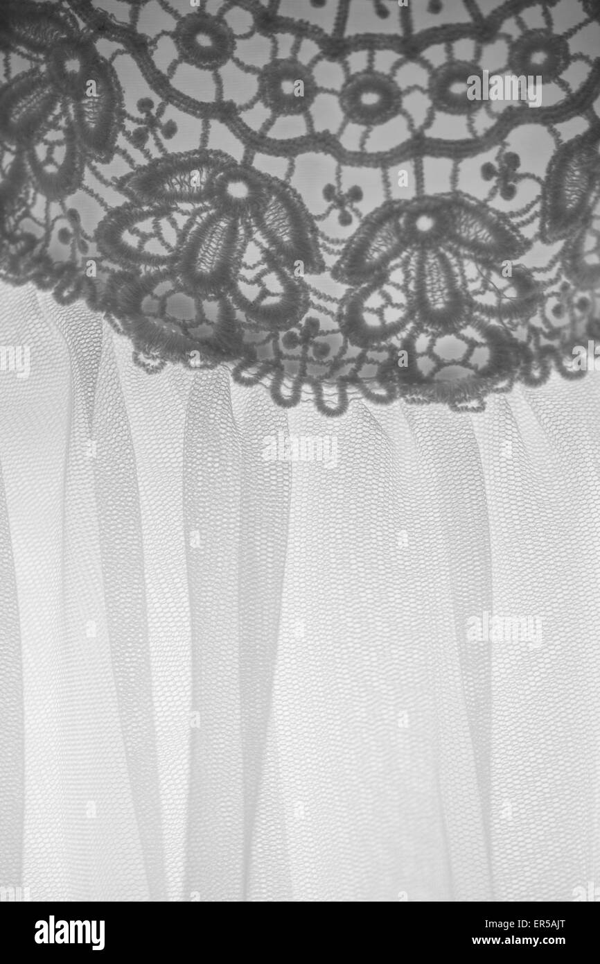 Close up di dettaglio su un pizzo abiti da sposa back lit. Foto Stock