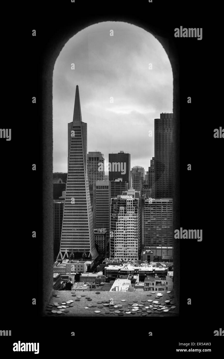 Il San Fransisco skyline come si vede da una delle finestre della Torre Coit. Foto Stock