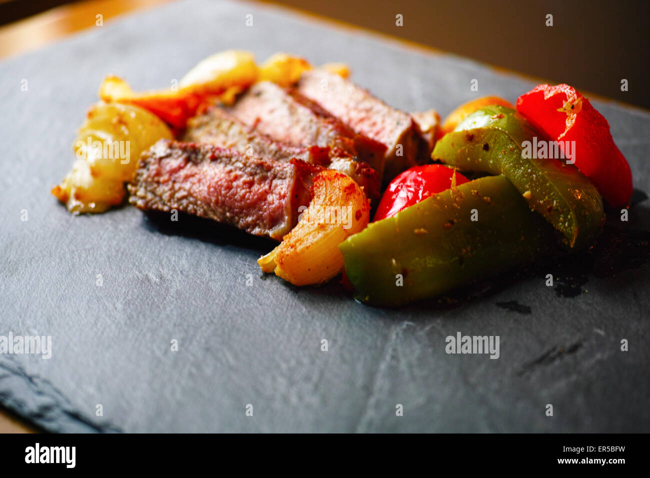 Bistecca alla griglia affettato con verdure Foto Stock