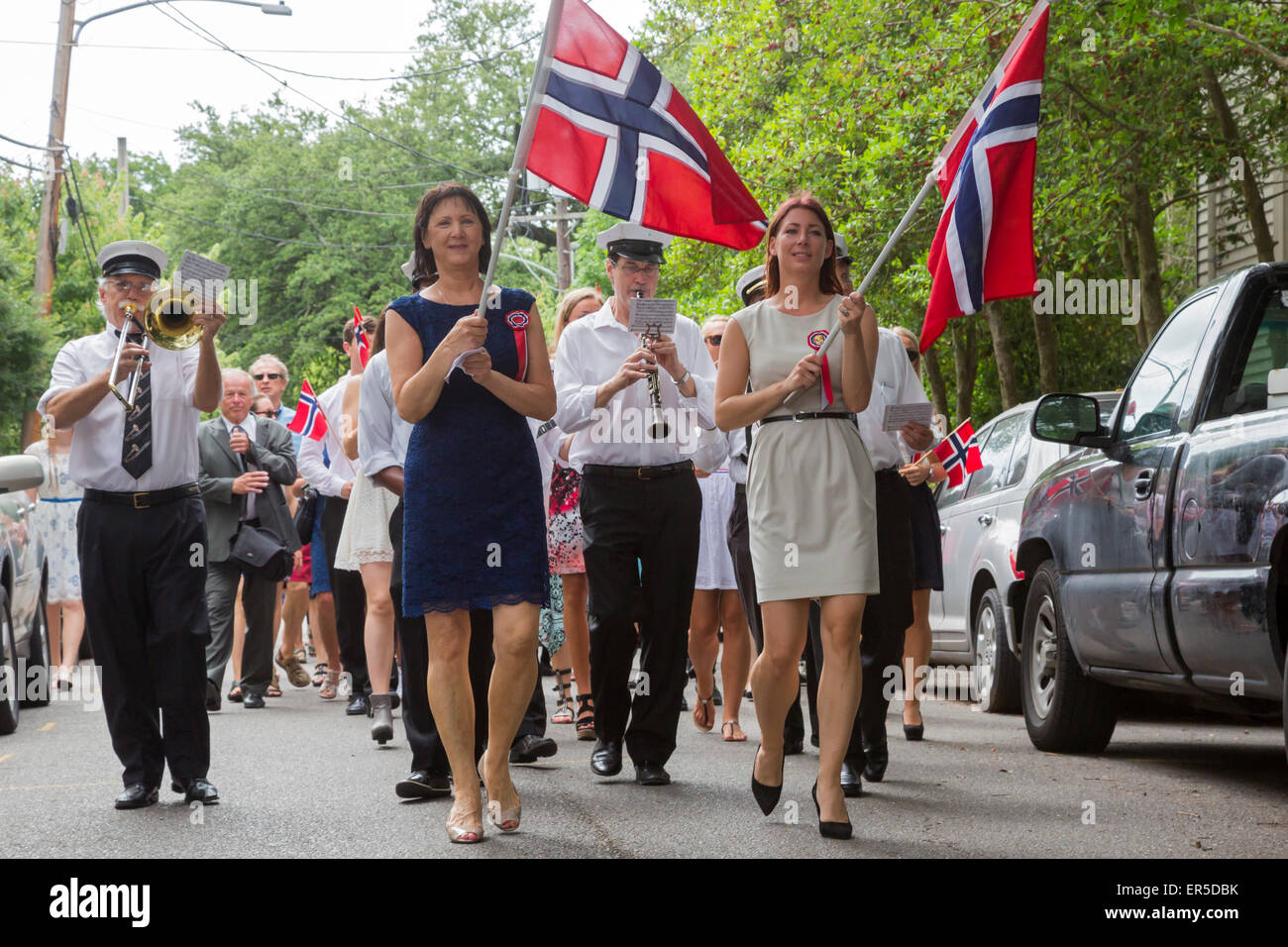 New Orleans, Louisiana - Norwegian-Americans sfilata per i marinai norvegesi la Chiesa a celebrare il Giorno della Costituzione. Foto Stock