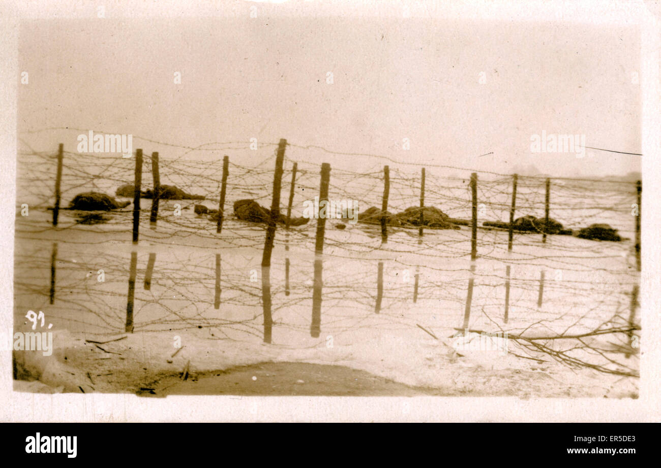 Soldati russi morti sulla spiaggia - Barrier filo spinato Foto Stock