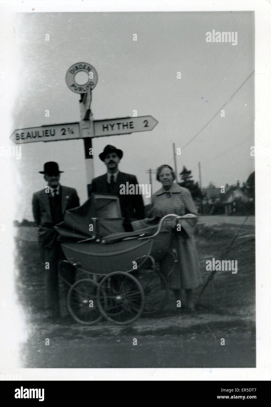 Adulti con PRAM Vintage al cartello stradale, Dibden Purlieu, Hamps Foto Stock