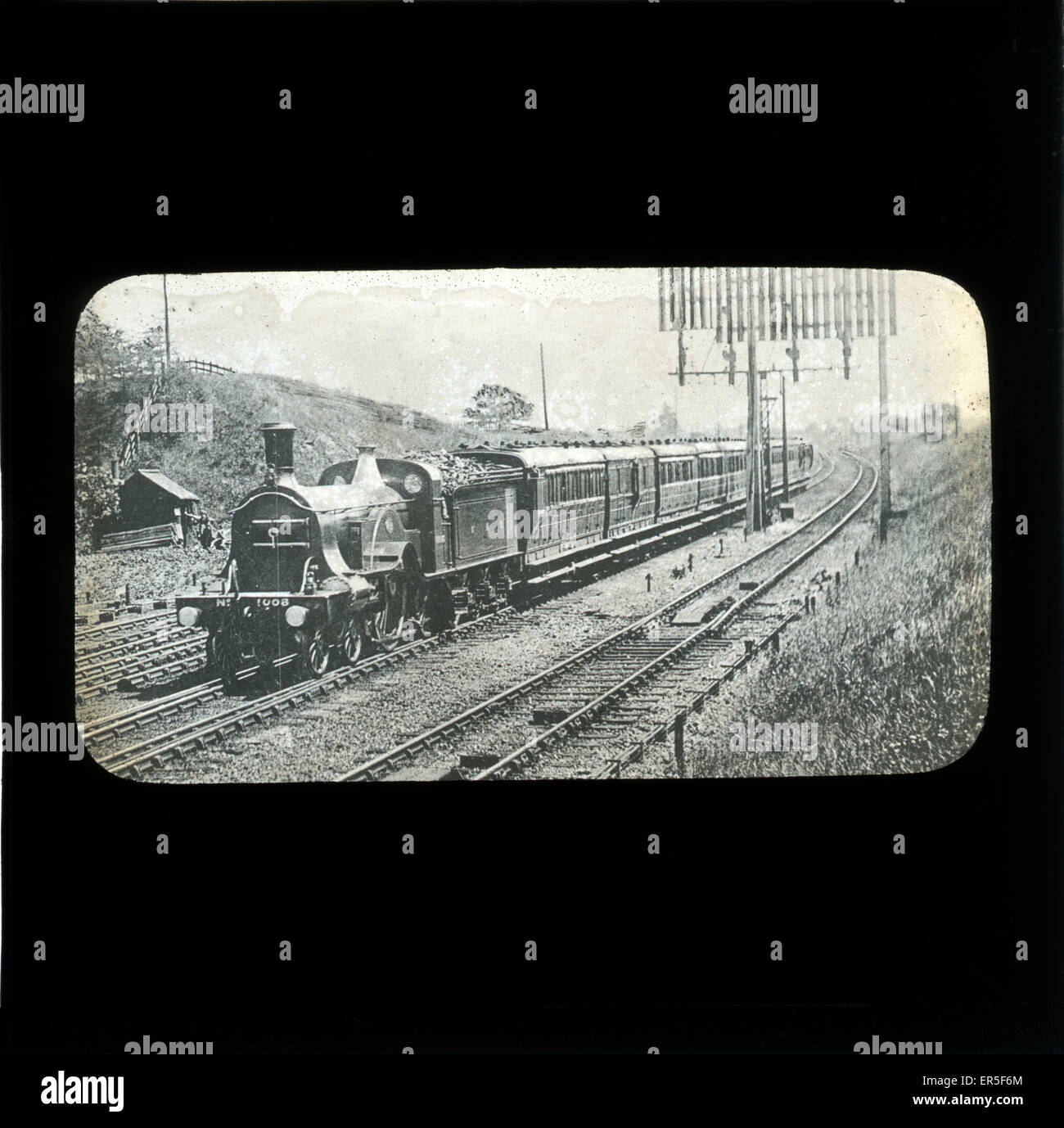 Stazione ferroviaria di avvicinamento - 4-2-2 Locomotiva Stirling Foto Stock