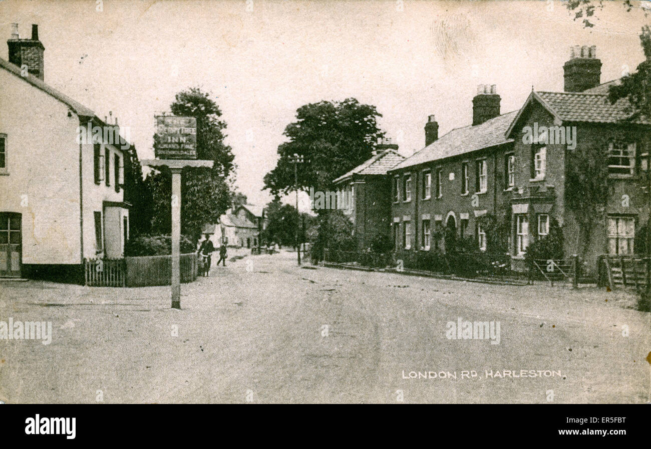 London Road, Cambridge, vicino a Pulham St Mary, Norfolk, Inghilterra. Mostra il Cherry Tree Inn 1924 Foto Stock