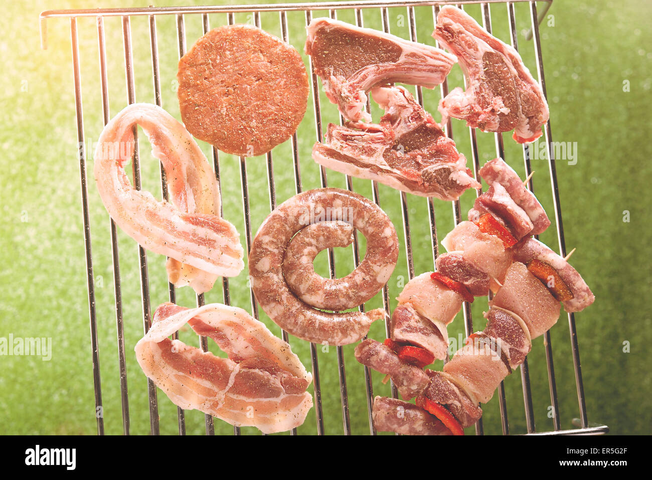 Carne cruda pronto per essere grigliate barbecue all'aperto caldo filtro applicato Foto Stock