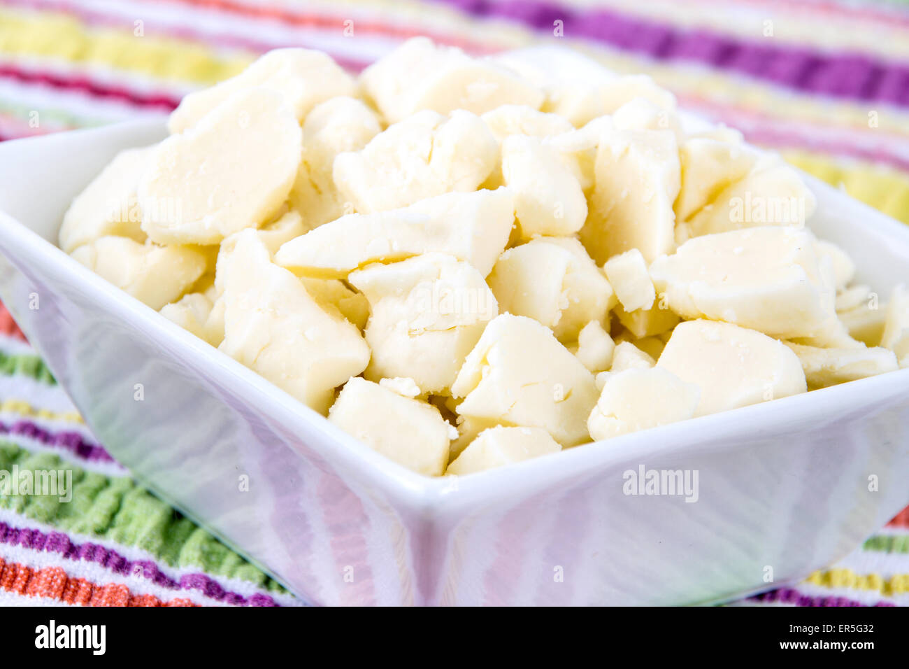 Caseificio bianco cagliata del formaggio in una ciotola sul tavolo Foto Stock