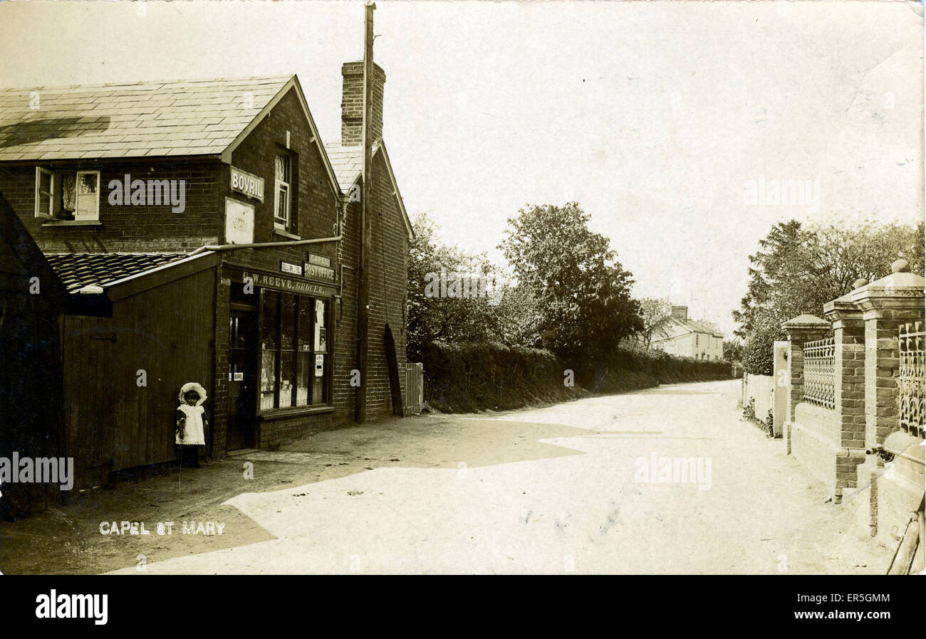 Il villaggio di Capel St Mary Ipswich, vicino Hadleigh, Suffolk, Inghilterra. Mostra i Post Office &AMP; Grocers Store, Prop. GW Reeve 1900s Foto Stock