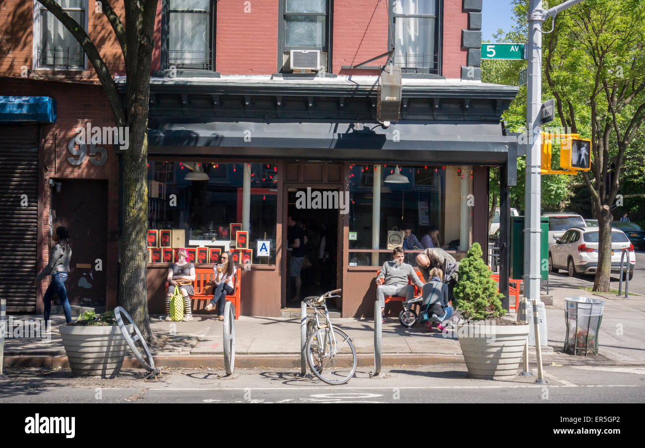 Al di fuori di un coffee shop nella family-friendly, trendy Park Slope quartiere di Brooklyn a New York Sabato, 23 maggio 2015. (© Richard B. Levine) Foto Stock