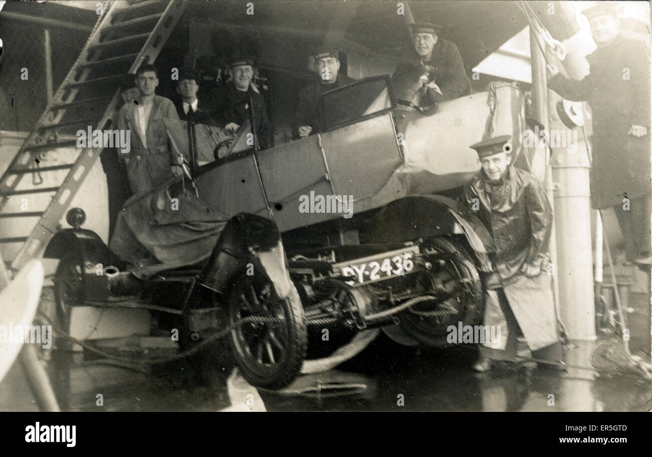 Auto d'epoca in nave (forse un Morris) Foto Stock