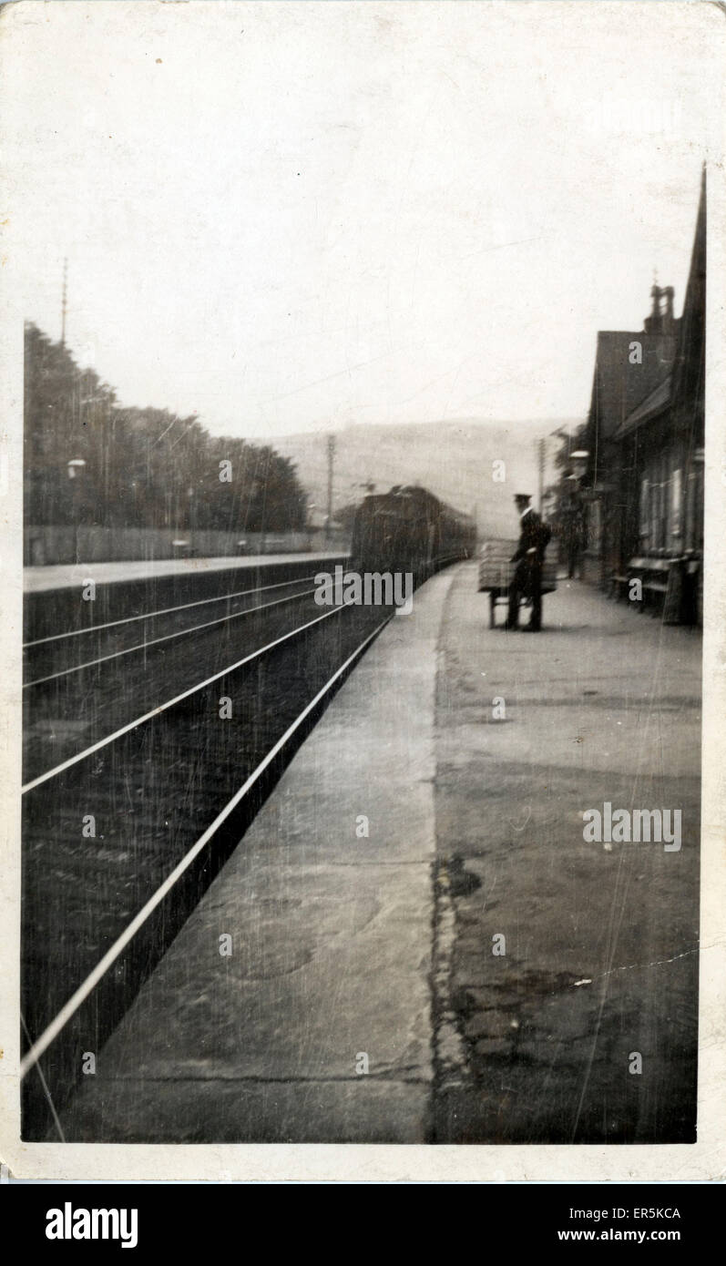 Stazione ferroviaria, posizione sconosciuta, Inghilterra Foto Stock