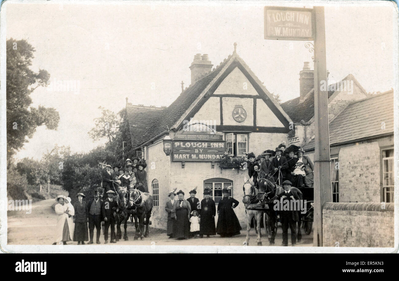 The Plough Inn, School Road, Trysull, vicino a Wolverhampton, Staffordshire, Inghilterra. Maria M Munday - oste. 1913 Foto Stock