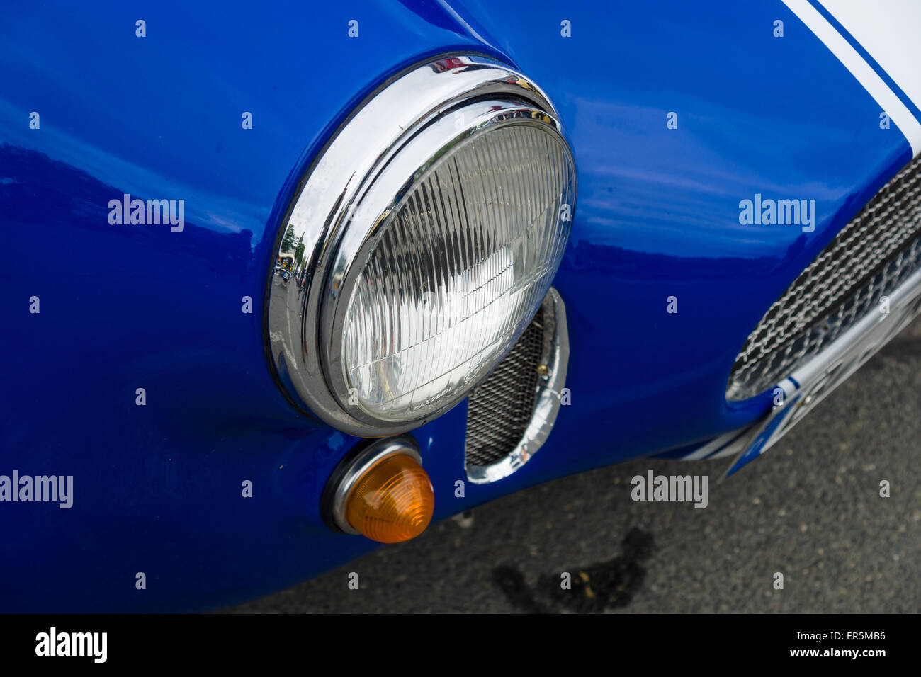Berlino - 10 Maggio 2015: Frammento di una vettura sportiva AC Shelby Cobra. Ventottesima Berlin-Brandenburg Oldtimer giorno Foto Stock
