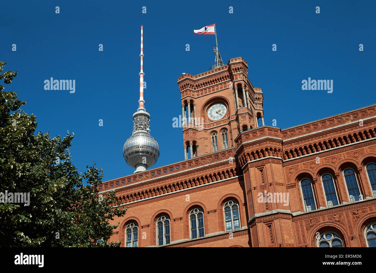 Red city hall, Rotes Rathaus e la torre della televisione, Berlin Mitte, Berlin, Germania Foto Stock