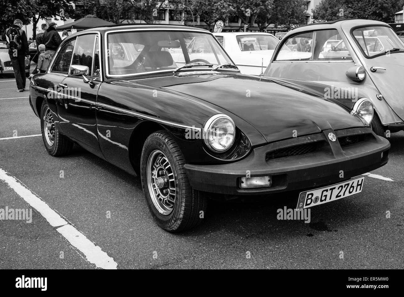 Berlino - 10 Maggio 2015: auto sportiva MGB GT V8, corpo progettate da Pininfarina. In bianco e nero. Ventottesima Berlin-Brandenburg Oldtimer giorno Foto Stock