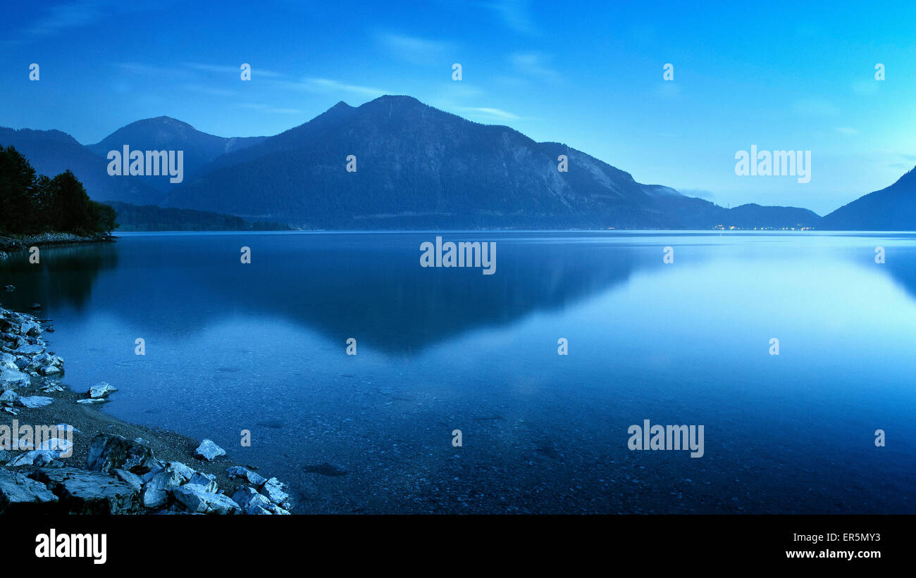 Panorama del Lago di Walchen verso Herzogstand, alba luce, Kochel am See, Toelzer Land di Baviera, Germania Foto Stock