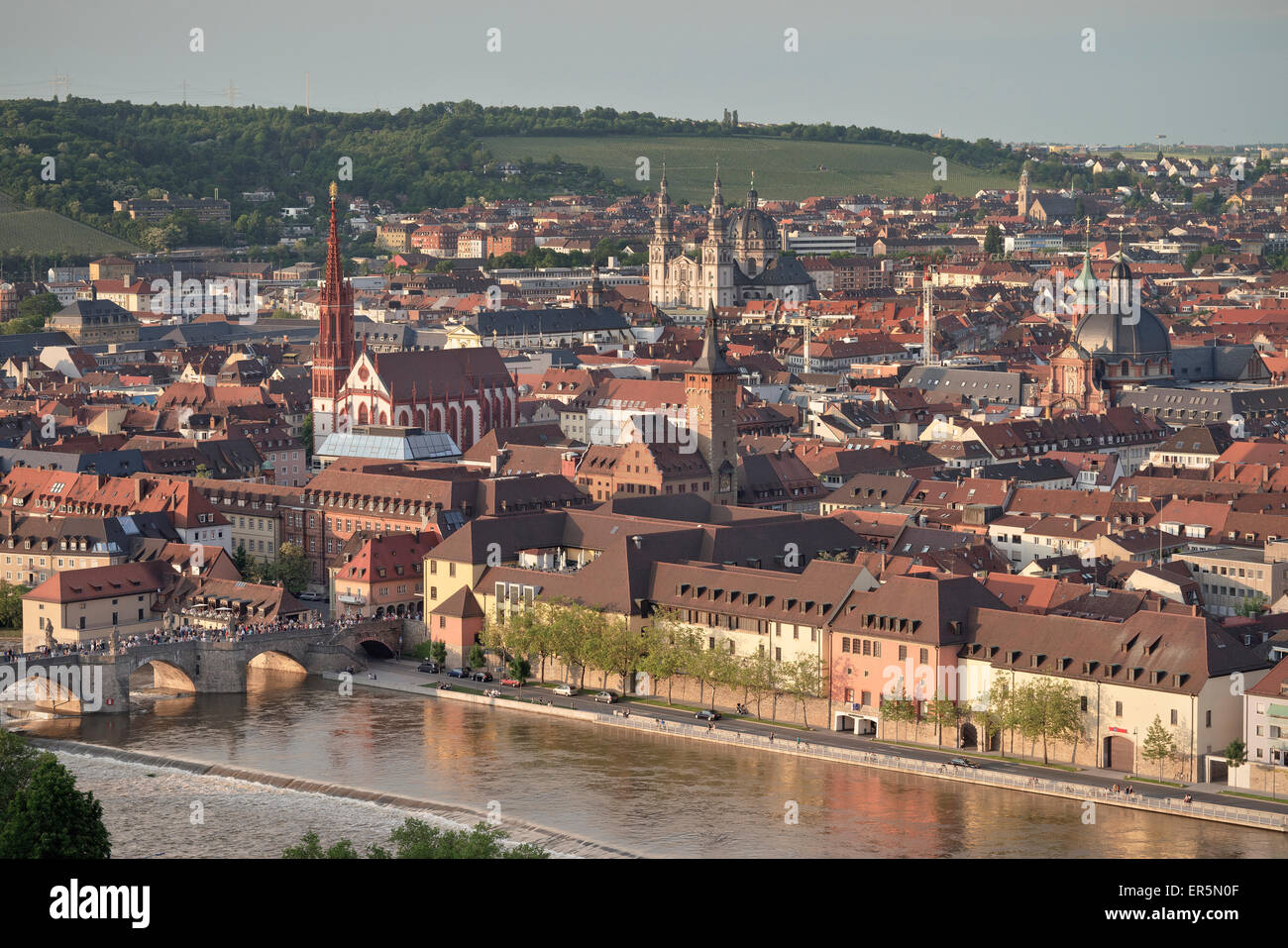 Vista dalla fortezza verso la principale vecchio ponte di pietra, Santa Maria la cappella e la cattedrale, Wuerzburg, Franconia, Baviera, Germania Foto Stock