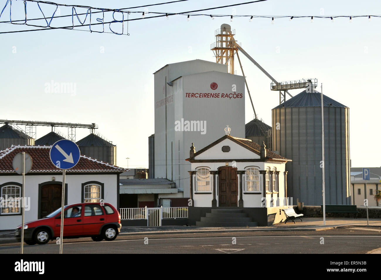 Silo del porto e la cappella in Cabo da Praia vicino a Praia da Vitoria, isola di Terceira, Azzorre, Portogallo Foto Stock