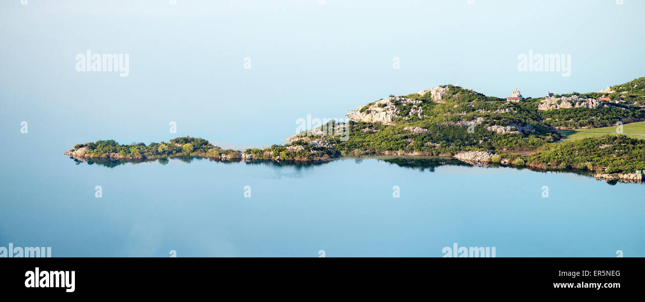 Piccola isola con una chiesa in mezzo al lago, Murici, il Lago di Scutari Parco Nazionale, Montenegro, dei paesi dei Balcani occidentali, Europa Foto Stock