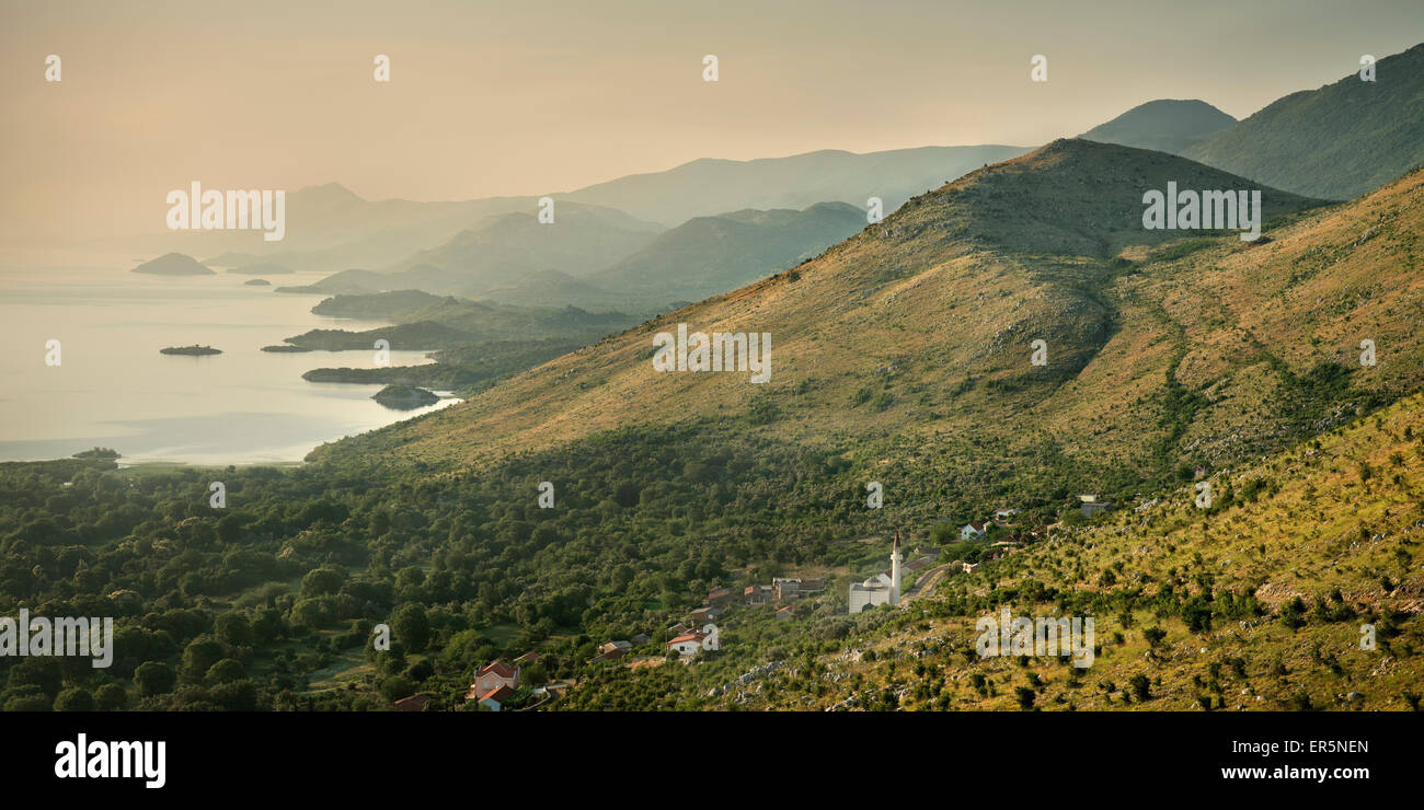 Vista su Albania con la moschea, montagne e nebbia, Murici, il Lago di Scutari Parco Nazionale, Montenegro, dei paesi dei Balcani occidentali, Europa Foto Stock