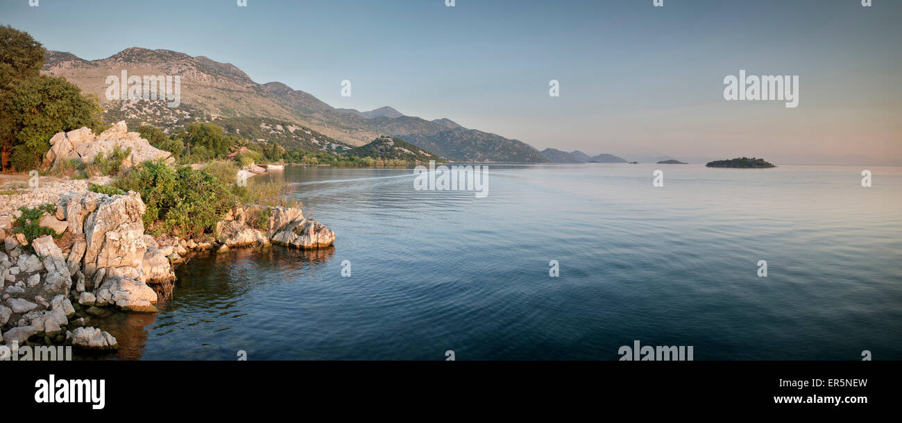 Costa rocciosa con vista sulle montagne circostanti e sulle isole del lago, Murici, il Lago di Scutari Parco Nazionale, Montenegro, W Foto Stock