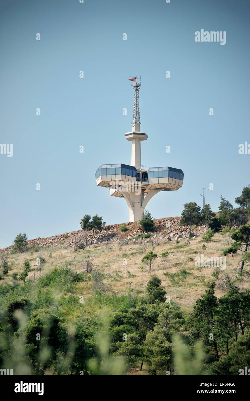 La radio della torre di controllo con la piattaforma view, architettura Socialista nella capitale Podgorica, Montenegro, dei paesi dei Balcani occidentali, Europa Foto Stock