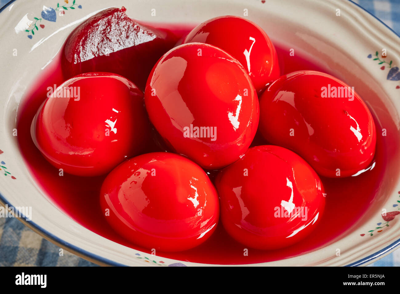 La barbabietola rossa uova, Pennsylvania Dutch specialty Foto Stock