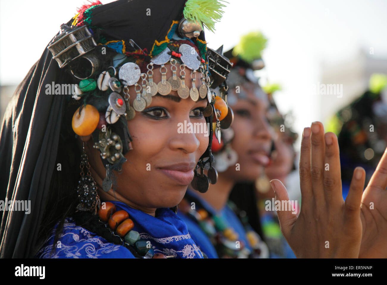 Donne che indossano tradizionali costumi berbero, Marocco Foto Stock