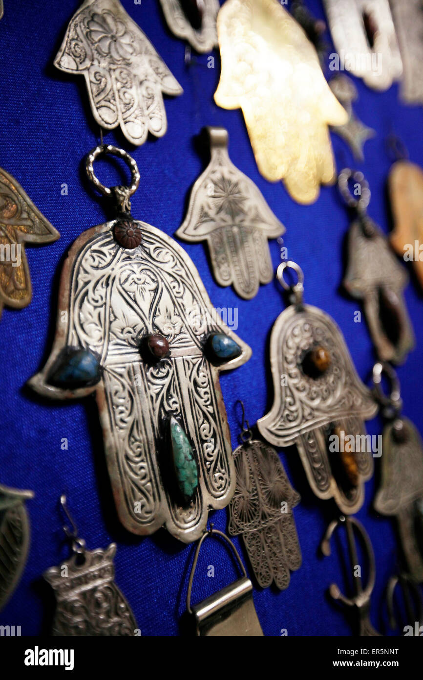 Pezzi di gioielleria Hamsa, Souq, Marrakech, Marocco Foto Stock