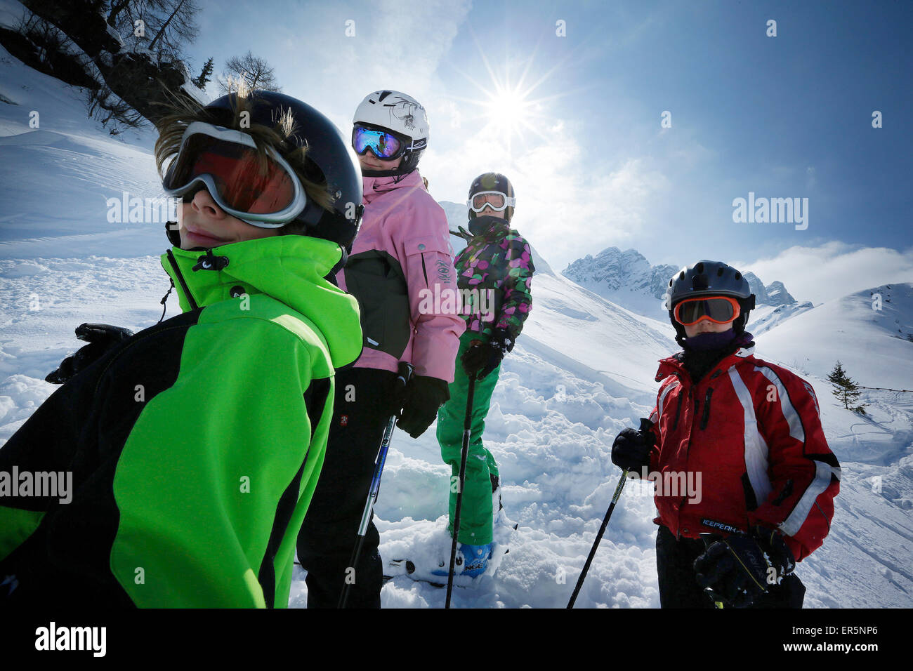 Quattro bambini indossare skiwear nella neve, stazione sciistica Ladurns, Colle Isarco, Alto Adige, Italia Foto Stock