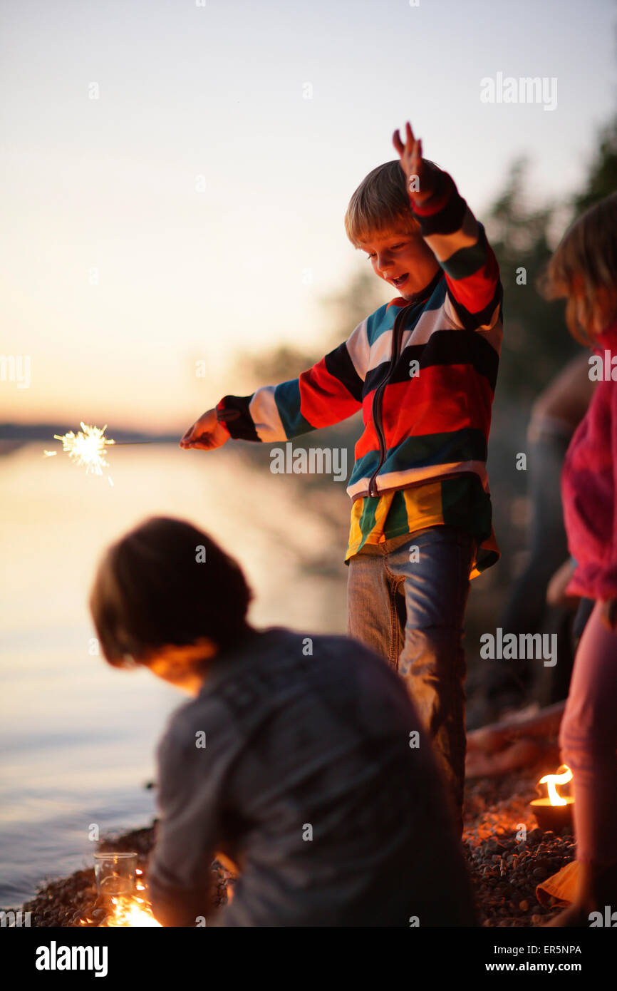 I bambini con botti in riva al lago di Starnberg, Ammerland, Munsing, Alta Baviera, Germania Foto Stock