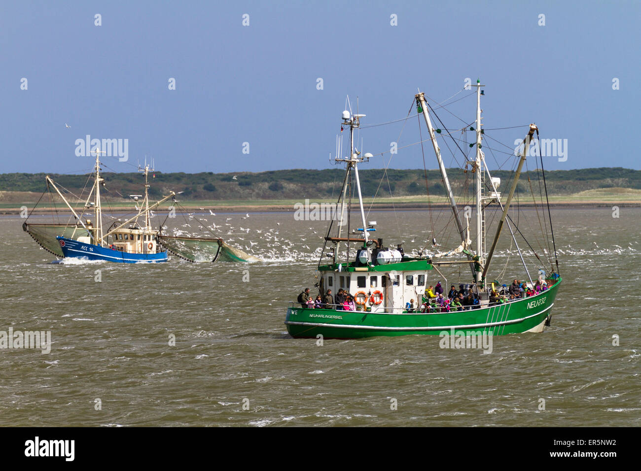 Barche da pesca off Langeoog isola, mare del Nord est delle Isole Frisone, Frisia orientale, Bassa Sassonia, Germania, Europa Foto Stock