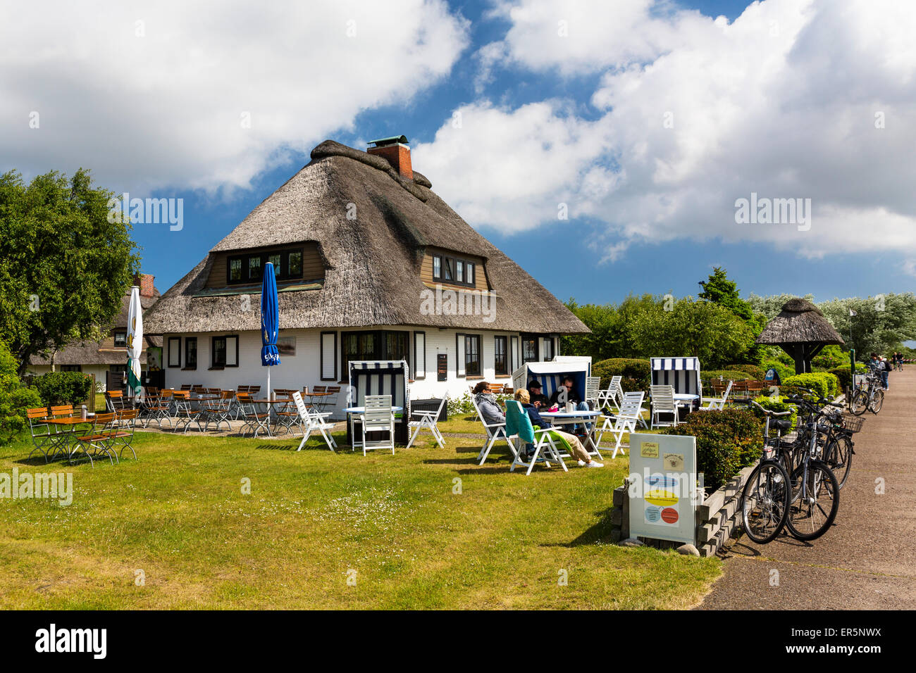 Cafe Teestube con casa di paglia, Langeoog isola, mare del Nord est delle Isole Frisone, Frisia orientale, Bassa Sassonia, Germania, Europa Foto Stock