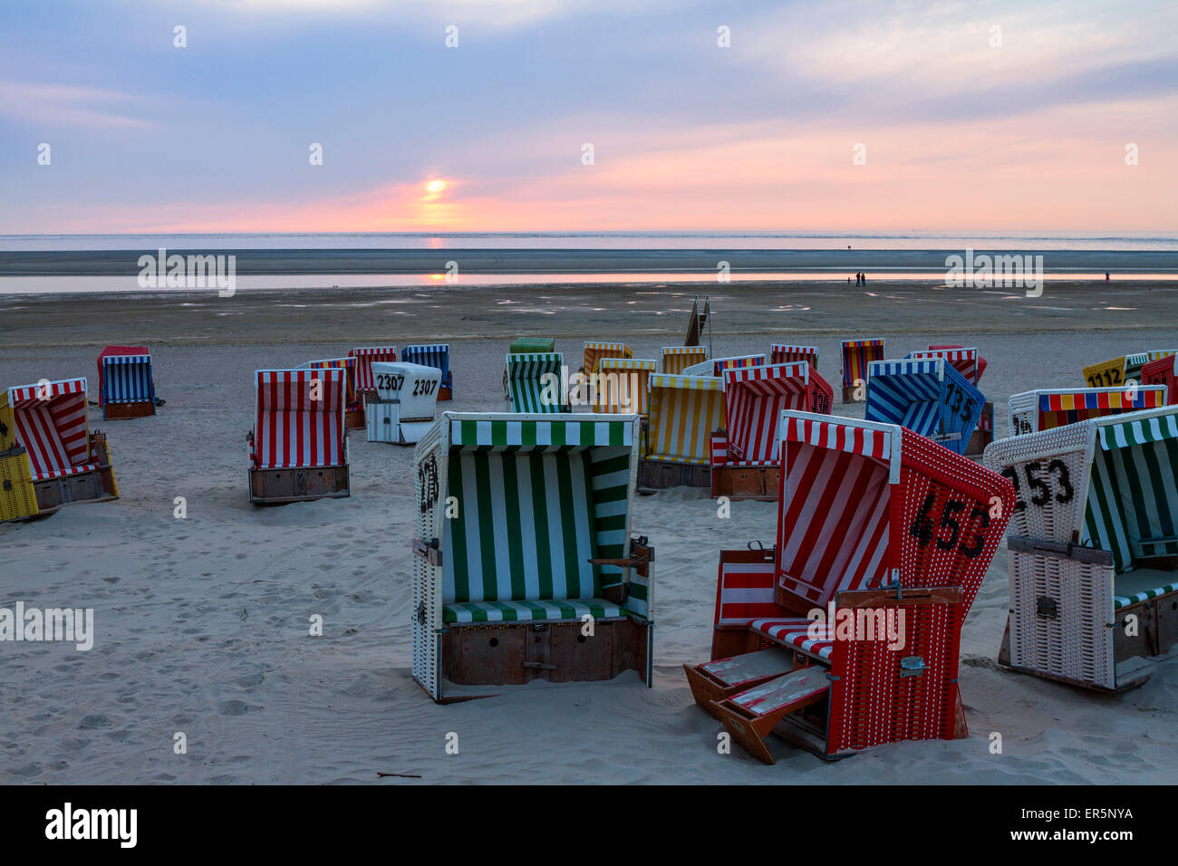 Sdraio in spiaggia al tramonto sulla spiaggia, Langeoog isola, mare del Nord est delle Isole Frisone, Frisia orientale, Bassa Sassonia, Germania, Europ Foto Stock