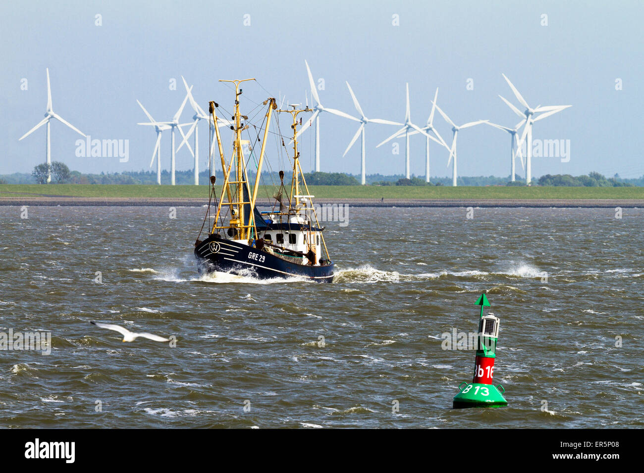 Barca da pesca e impianto eolico, Mare del Nord est delle Isole Frisone, Frisia orientale, Bassa Sassonia, Germania, Europa Foto Stock