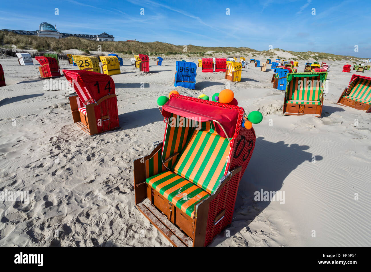 Sedie a sdraio sulla spiaggia, Juist isola, mare del Nord est delle Isole Frisone, Frisia orientale, Bassa Sassonia, Germania, Europa Foto Stock