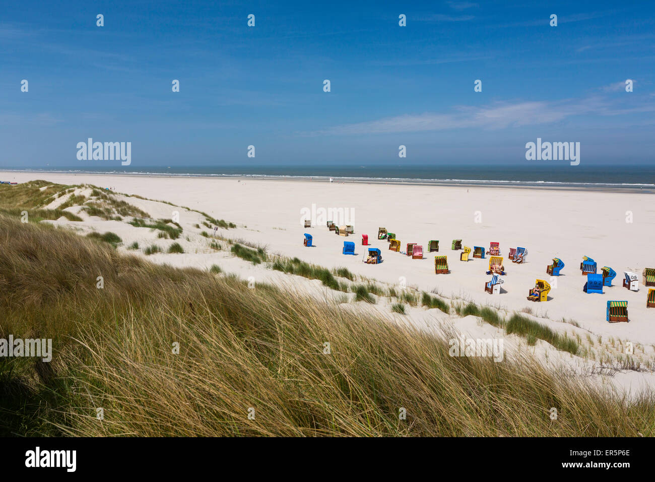 Sedie a sdraio sulla spiaggia, Juist isola, mare del Nord est delle Isole Frisone, Frisia orientale, Bassa Sassonia, Germania, Europa Foto Stock