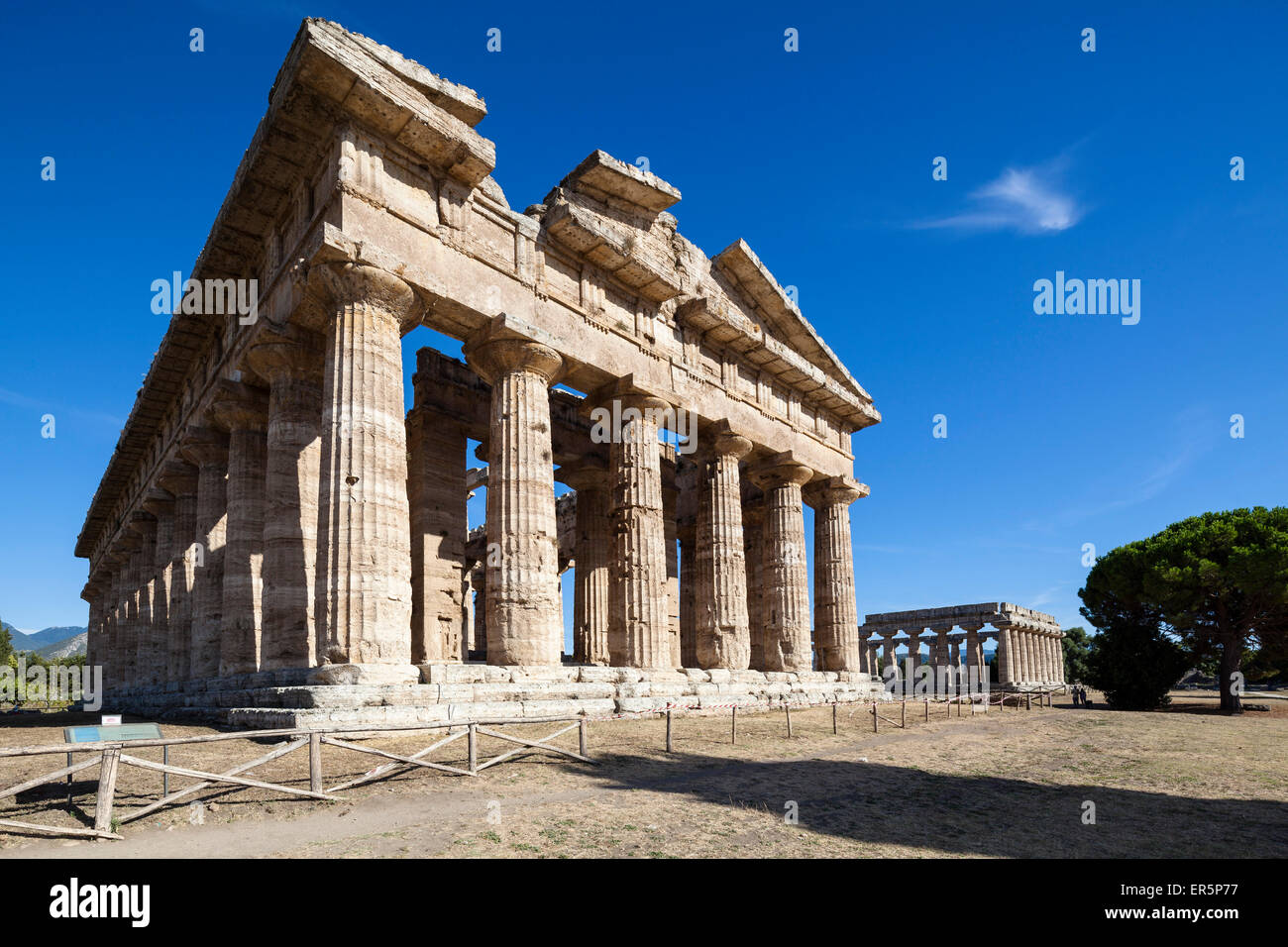 Tempio di Poseidone, Tempio di Nettuno e Tempio di Hera in background, la storica città di Paestum nel Golfo di Salerno, Capaccio, Campa Foto Stock