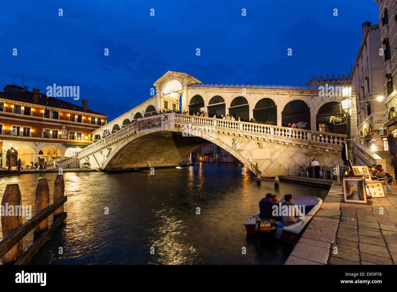 Il Canal Grande con il ponte di Rialto a crepuscolo, Venezia, Veneto, Italia, Europa Foto Stock