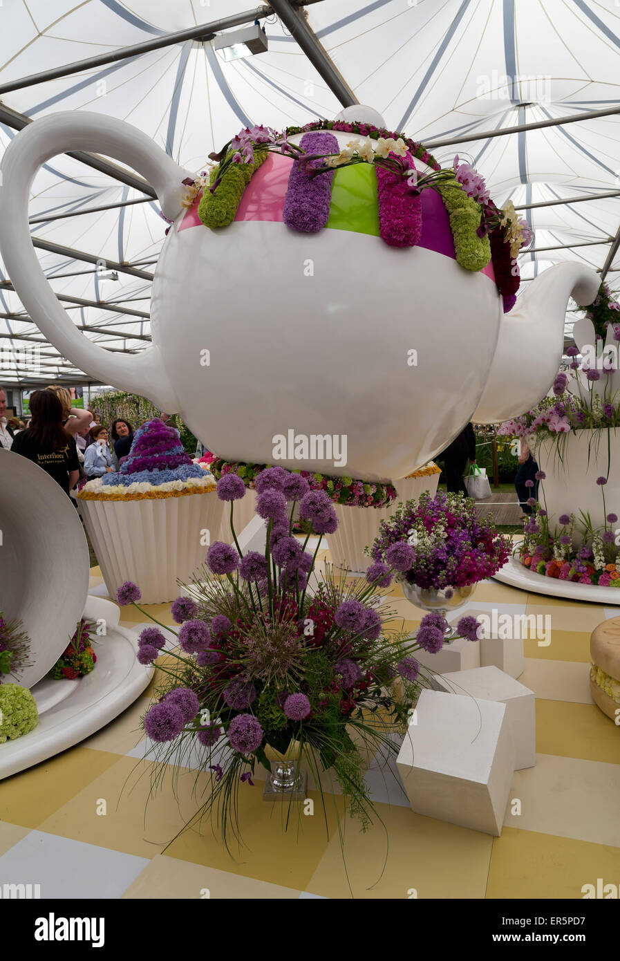 'Tempo per tè" da Interflora visualizzazione alla grande Pavillon della RHS Chelsea Flower Show 2015 Foto Stock