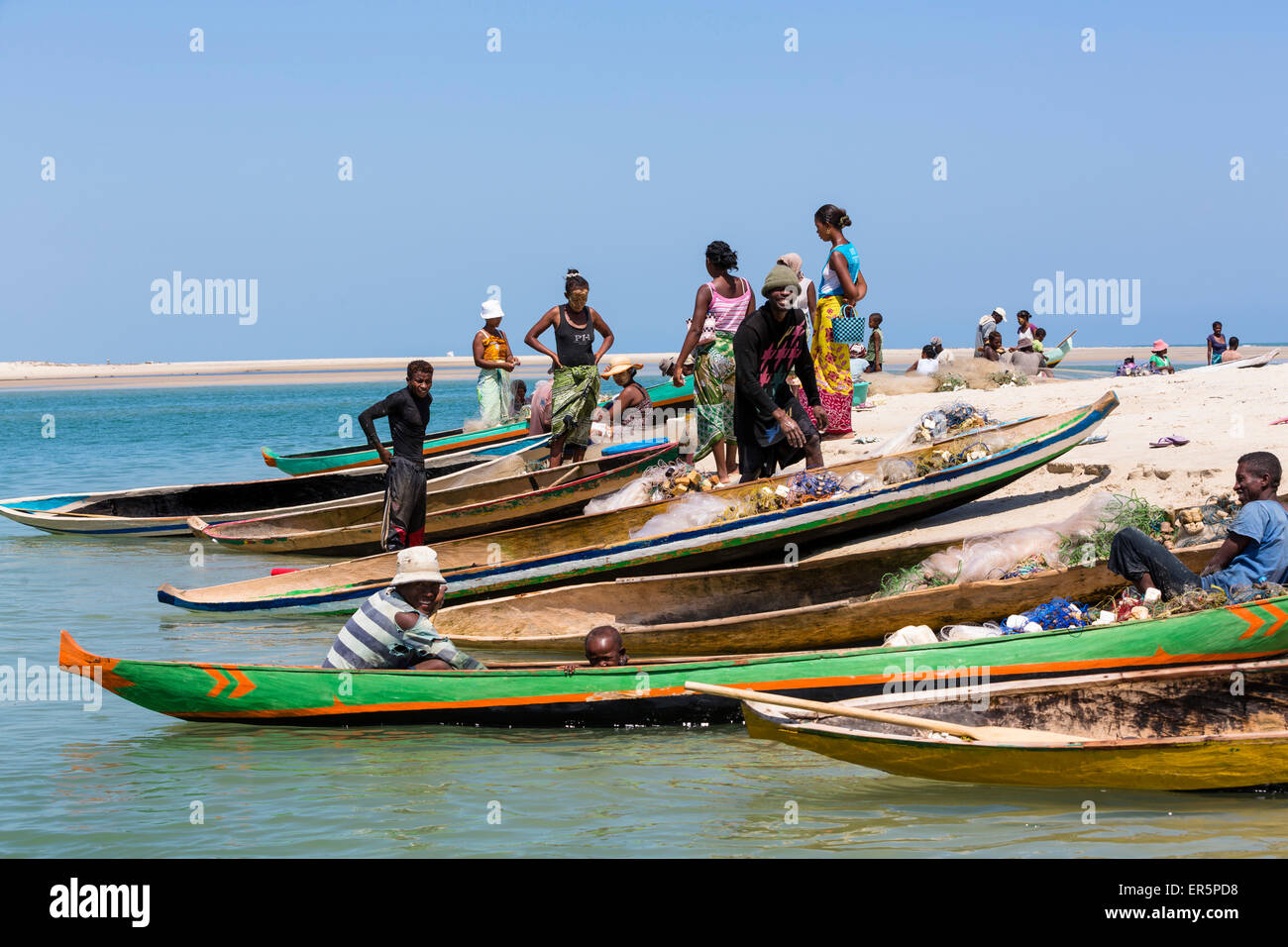 Barche di pescatori sulla spiaggia nei pressi di Morondava, Madagascar, Africa Foto Stock