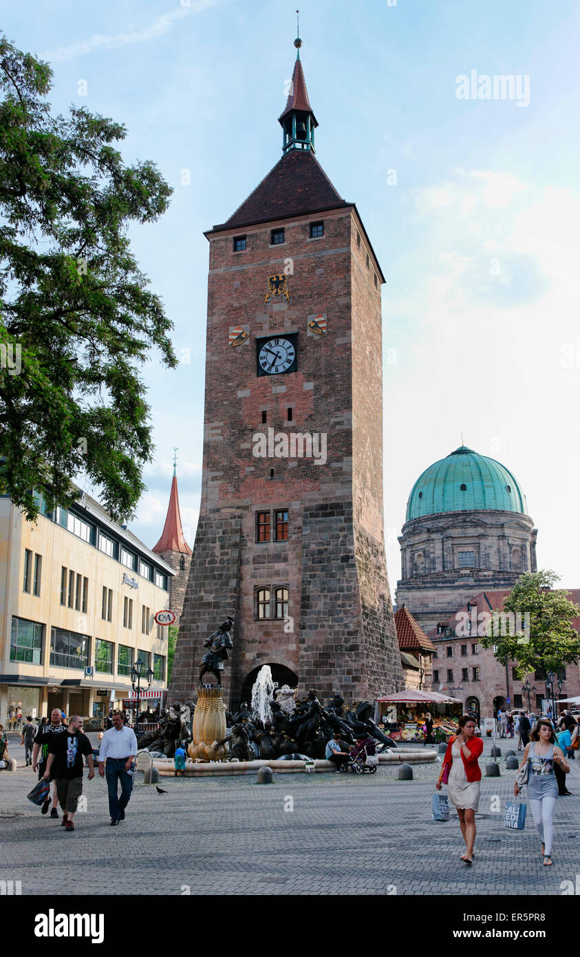 Fontana "Ehekarussell', 1984 da Juergen Weber, Weisser Turm la torre e la chiesa di Santa Elisabetta, Ludwig Square, Norimberga, medio Foto Stock