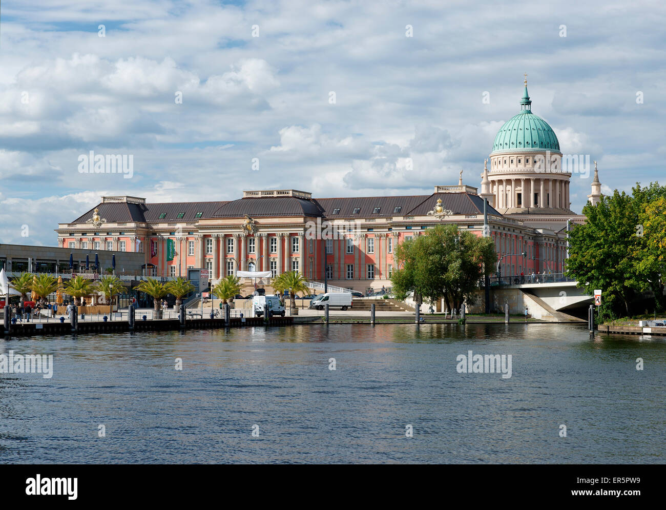 Pier della Weisse Flotte nave company, Havel, Potsdam City Palace e la chiesa di San Nicola, Potsdam, Brandeburgo, Germania Foto Stock