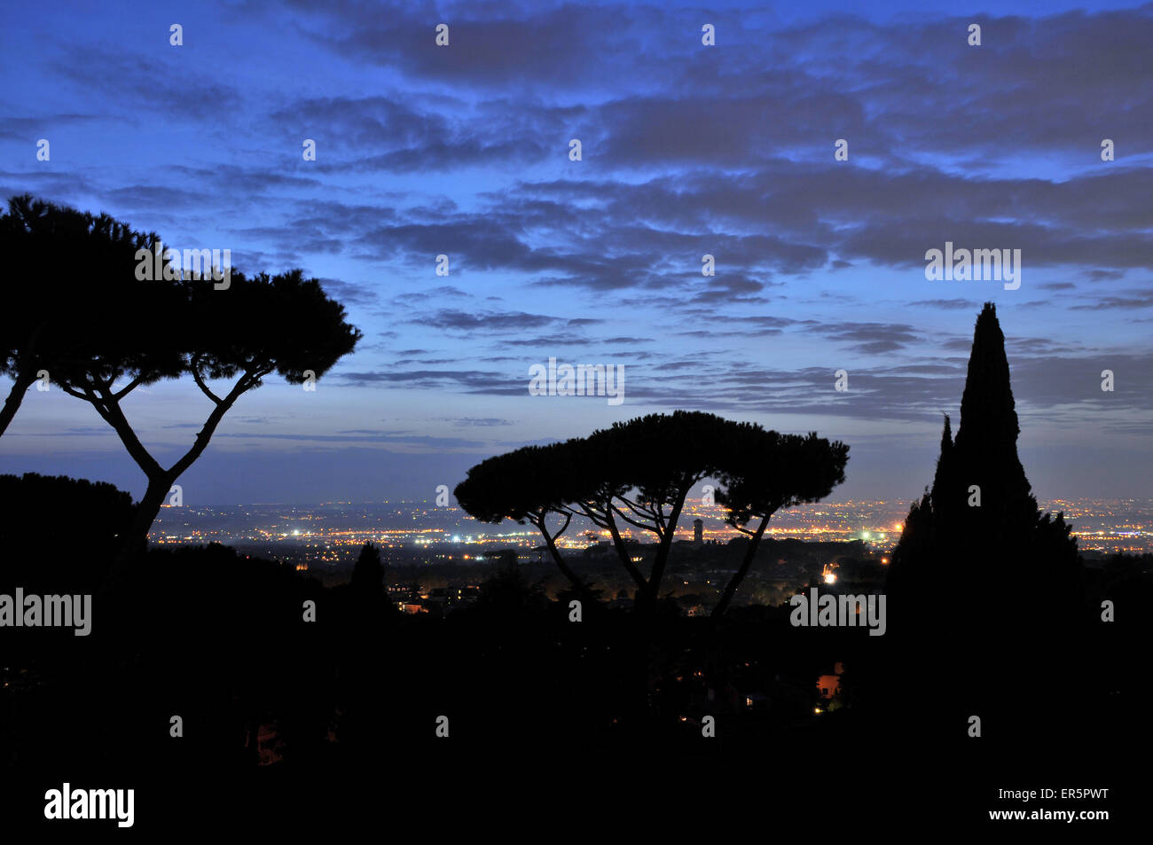 Vista sui Colli Albani verso Roma, Lazio, Italia Foto Stock
