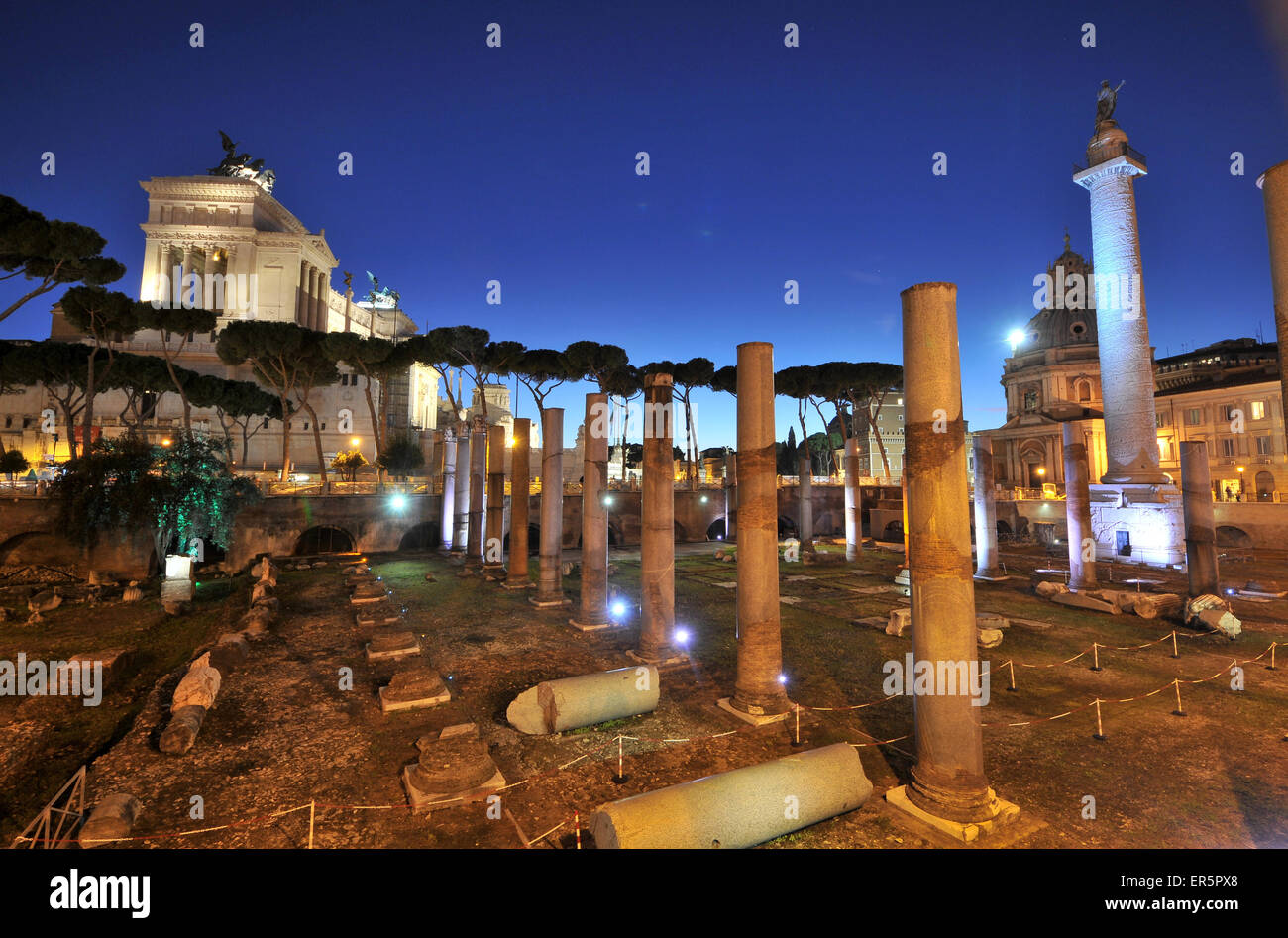 Forum Trajans con Colonna di Traiano, Colonna di Traiano e la SS. Nome di Maria, Roma, Italia Foto Stock