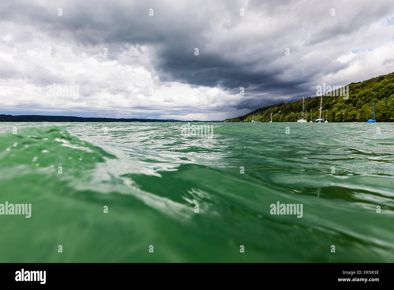 La copertura nuvolosa sopra il lago di Starnberg, Alta Baviera, Germania Foto Stock