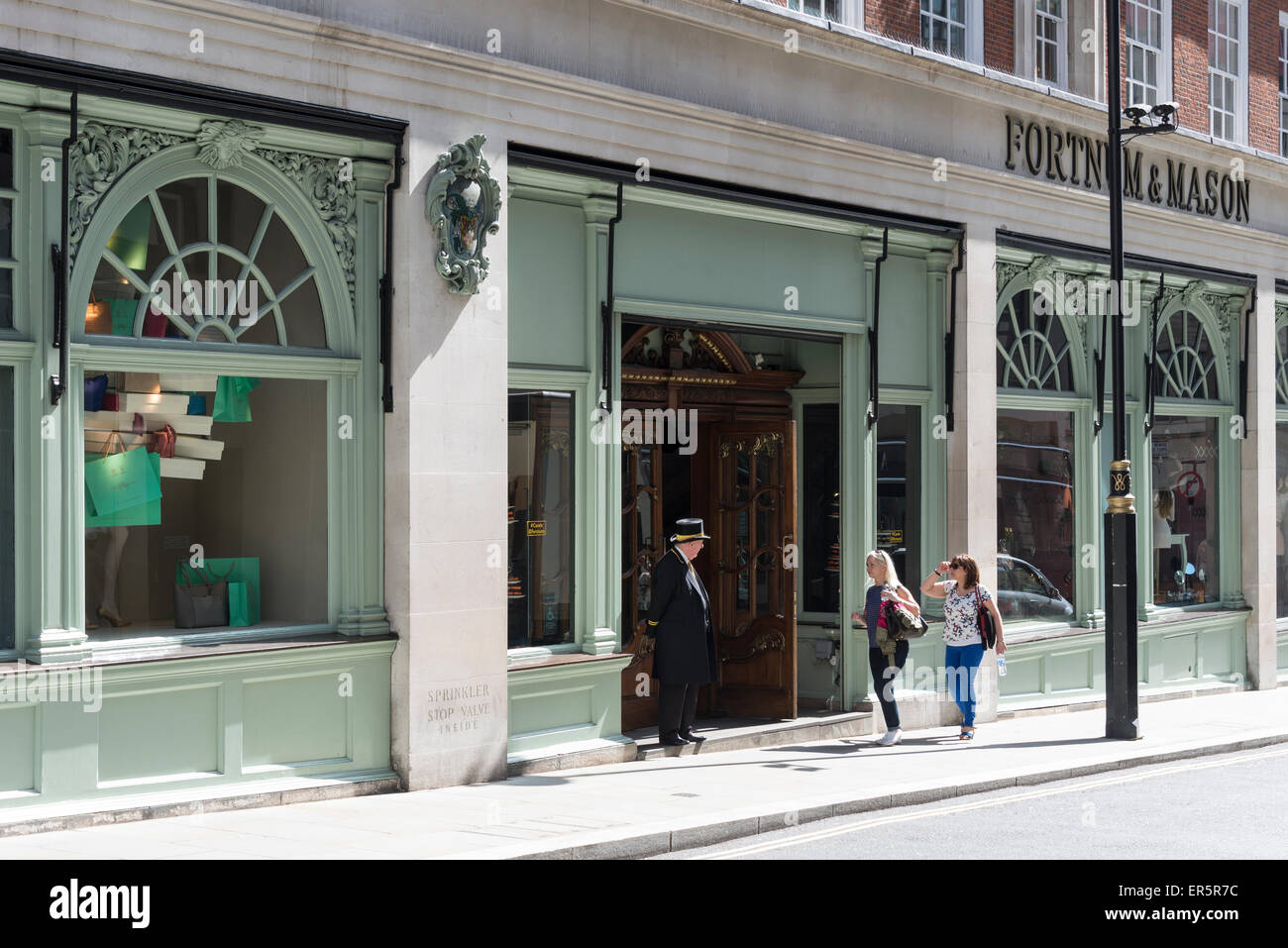 Portiere ad ingresso a Fortnum & Mason Department Store, Piccadilly, City of Westminster, Londra, Inghilterra, Regno Unito Foto Stock