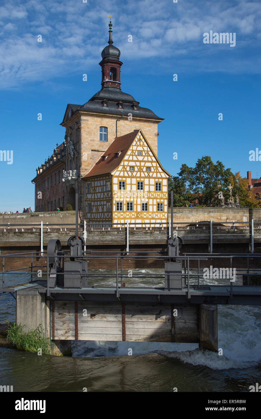 Rapide del ramo di sinistra del fiume Regnitz con Altes Rathaus municipio edificio, Bamberg, Franconia, Baviera, Germania Foto Stock